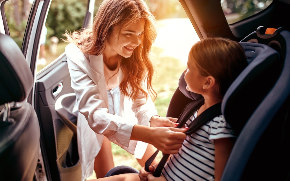 Fastening child's seatbelt